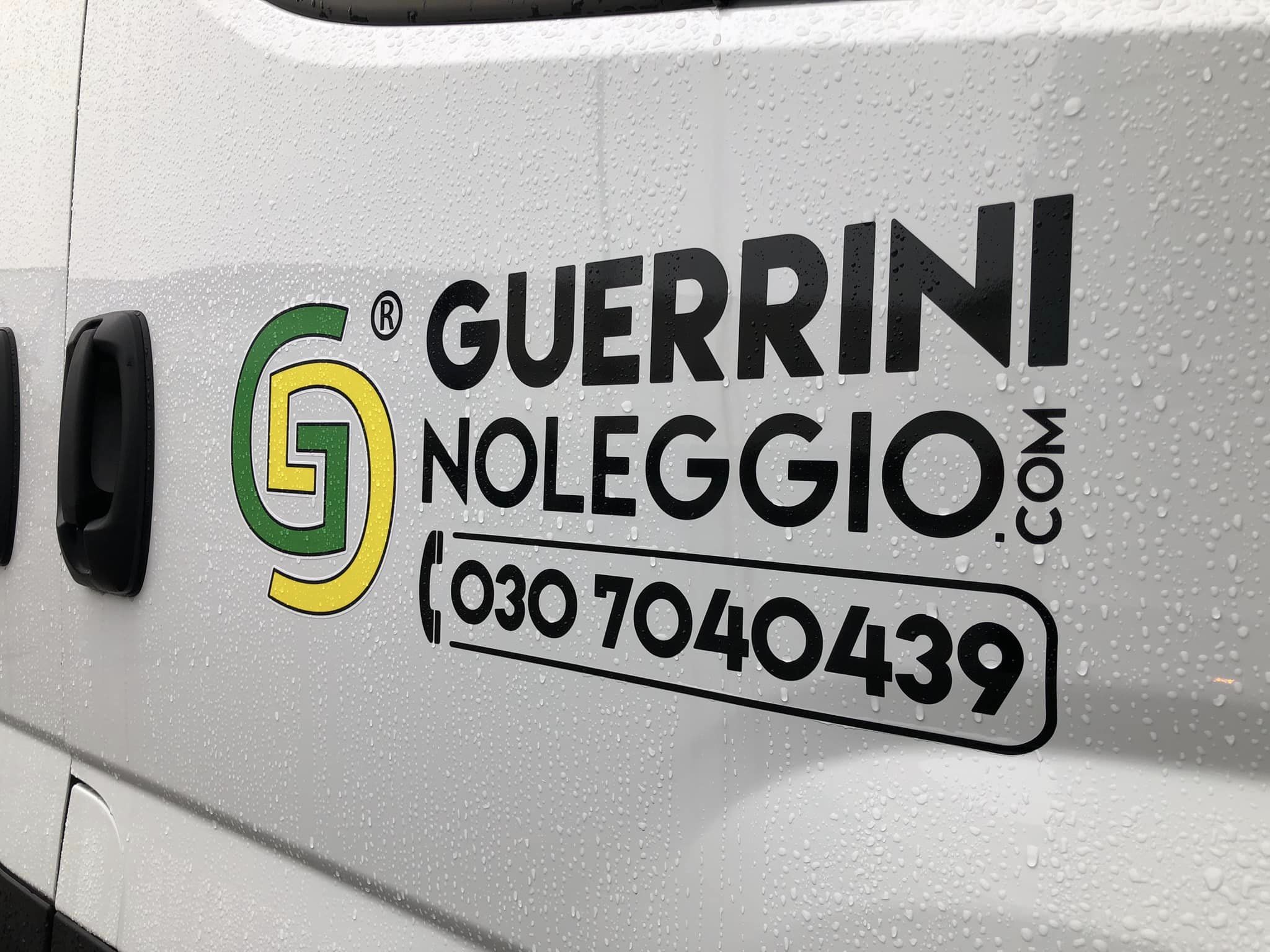 Adesivi prespaziati furgone noleggio