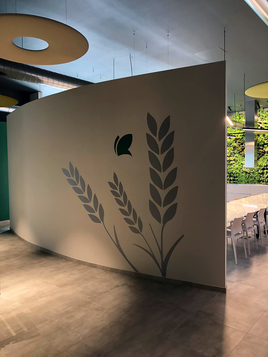 Decorazione parete aziendale con adesivi prespaziati