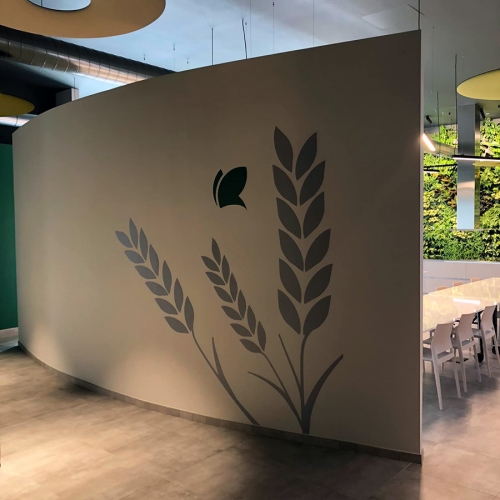Decorazione parete aziendale con adesivi prespaziati